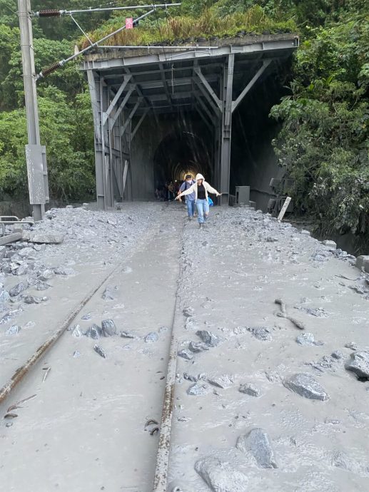 台铁撞土石流列车拖离 和仁崇德西线估中午抢通