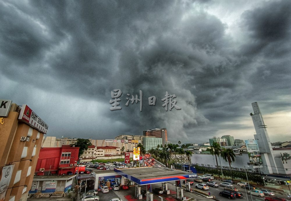 呈漩渦狀 天昏地暗 怡保市烏雲蓋頂