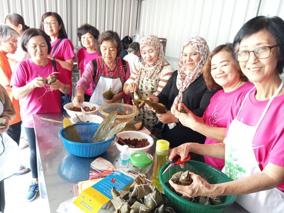 (大北马)马来妇女兴奋学习裹粽子，认同裹粽子文化可与马来文化互相交融