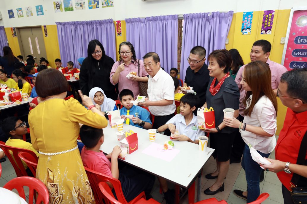 大都会/早报头/陈国伟为国会选区7所华小庆祝教师节