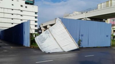 巴生市區  LRT3工程防護板倒下  