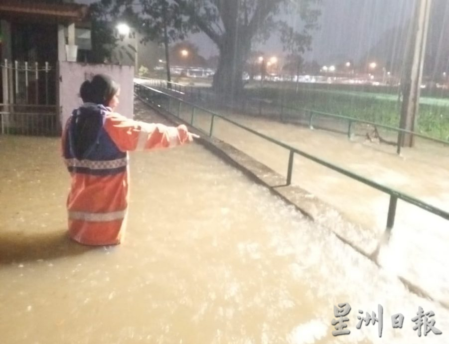 大雨引发兵如河水高涨 沿岸多区水灾 居民叫苦