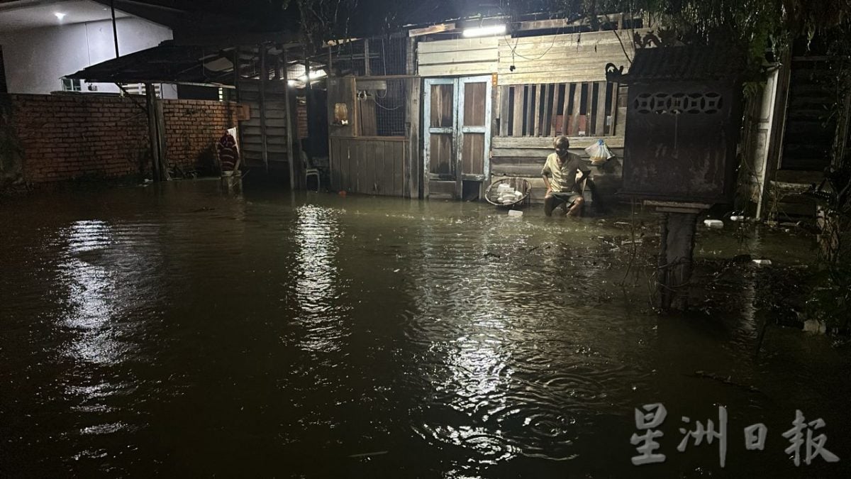 大雨引发兵如河水高涨 沿岸多区水灾 居民叫苦