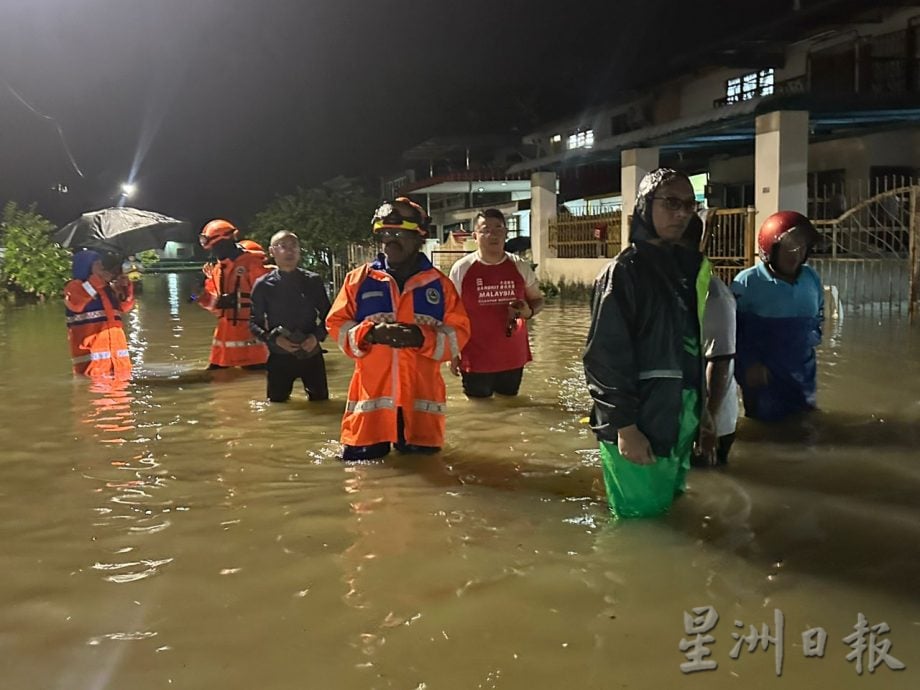 大雨引发兵如河水高涨 沿岸多区水灾 居民叫苦