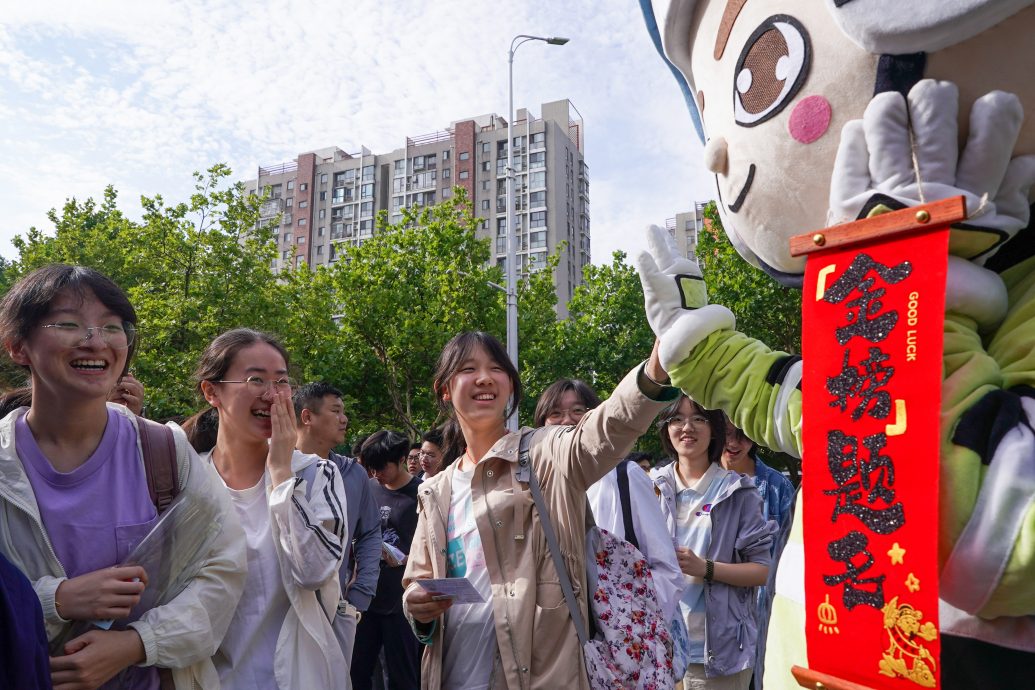 天下事 主文)   多地启用AI监考(主)… 中高考登场  1342万考生再创新高