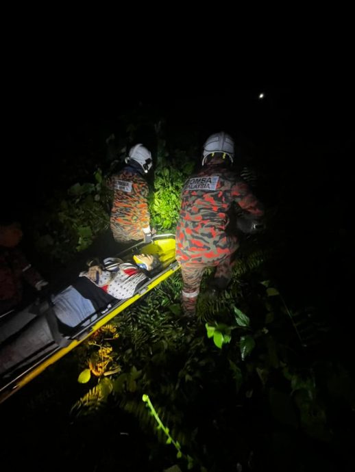 失控坠50米深山谷  巴士19人送院治疗