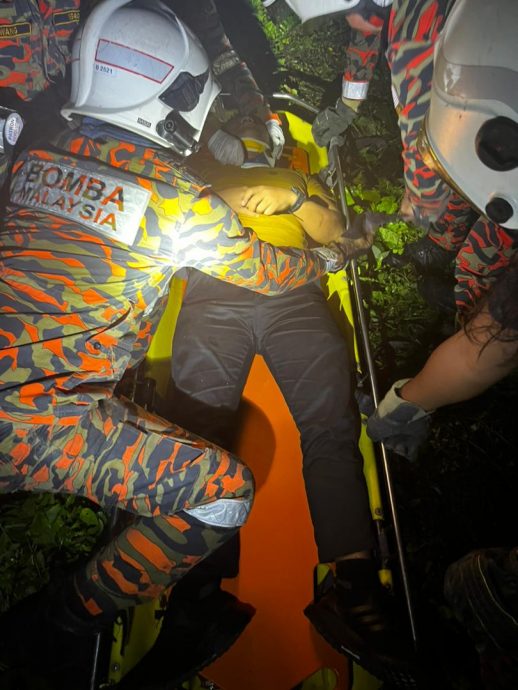 失控坠50米深山谷  巴士19人送院治疗