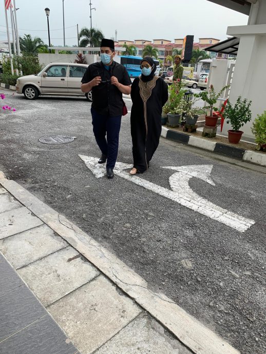 女婴遭捏鼻强迫喂吃案