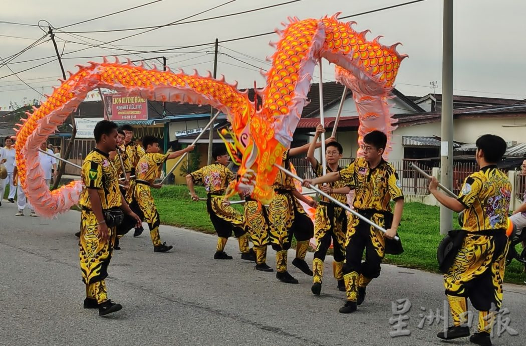 安顺保顺宫千八人游行 善信“躜轿脚”祈平安