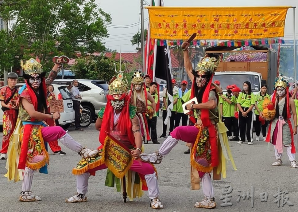 安顺保顺宫千八人游行 善信“躜轿脚”祈平安