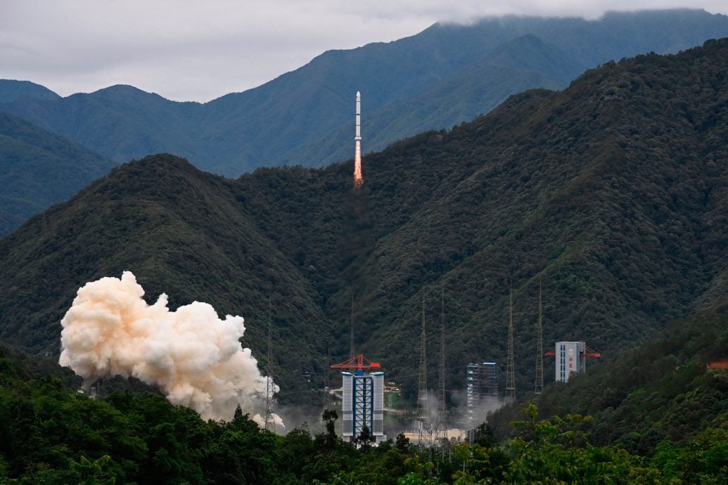 寻求解密宇宙演化  中法合作卫星升空