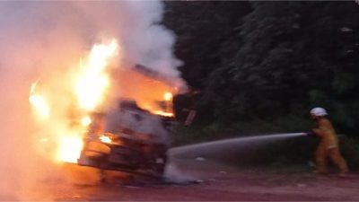 载沙卡车行驶中起火 幸未酿伤亡