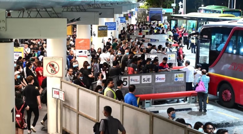 *已签发*柔：狮城二三事：越来越多年轻新加坡人 选乘私巴和租车赴马旅游
