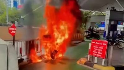 視頻 | 新山關卡摩托車起火狂燒 當局防火措施被質疑
