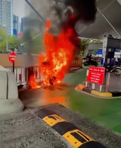 **已簽發**柔：視頻：新山關卡摩托車起火狂燒，當局防火措施被質疑