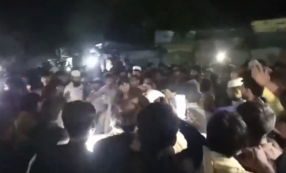 巴基斯坦恐怖私刑！暴徒亂棒打死遊客焚屍　烈焰狂燃眾人圍觀