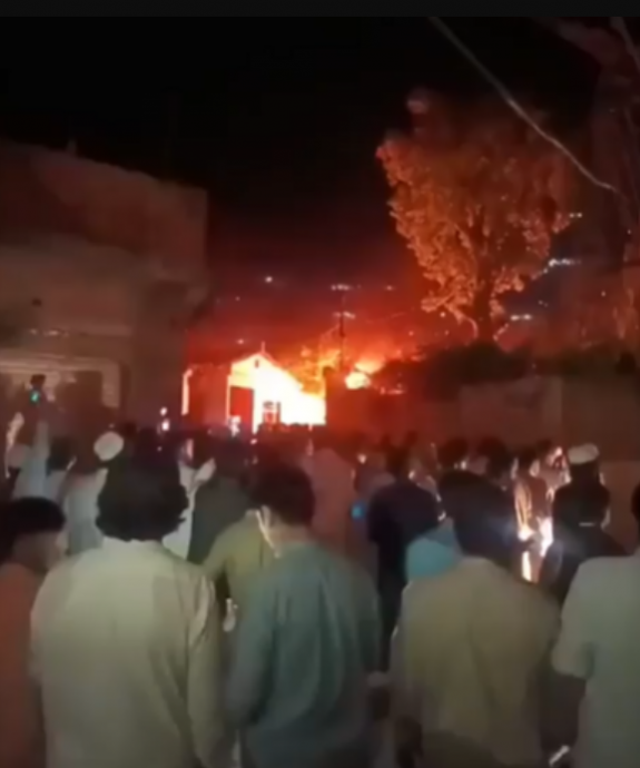 巴基斯坦恐怖私刑！暴徒亂棒打死遊客焚屍　烈焰狂燃眾人圍觀