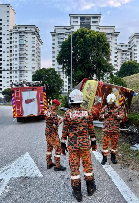 巴士撞防撞栏，6人获救