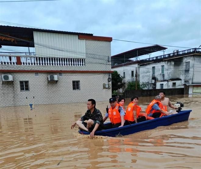 广东洪水“水淹到二楼”…城镇灭顶变河道！民哭：家人失联