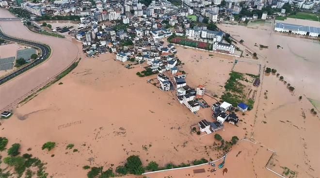 广东洪水“水淹到二楼”…城镇灭顶变河道！民哭：家人失联