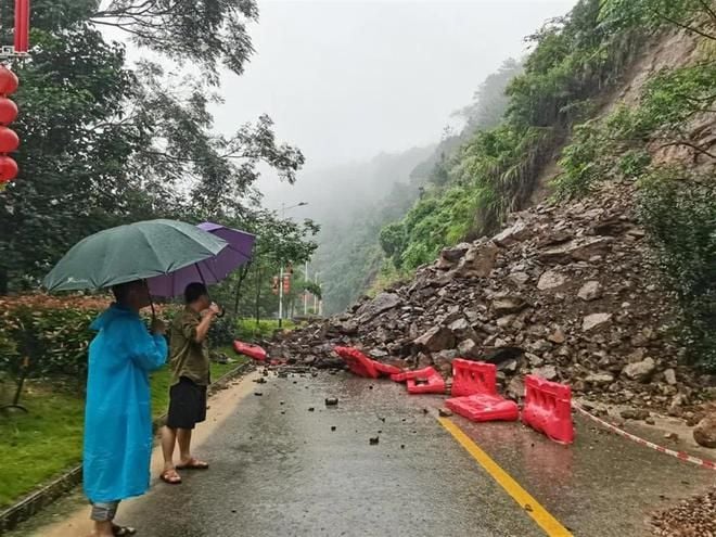 广东洪水“水淹到二楼”…城镇灭顶变河道！民哭：家人失联