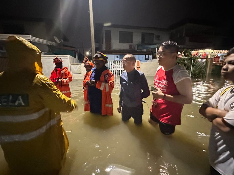 怡保逾2小时狂风暴雨 多地水灾白兰园最严重