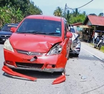 摩托車疑遭轎車撞倒 騎士 乘客受傷