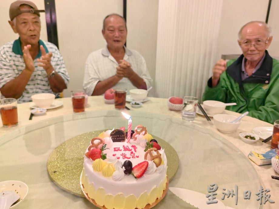 新希望慈善环保中心 带50长者上酒楼吃饭 