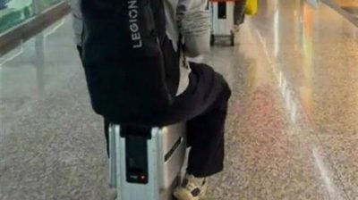 日本首例! 中国女子“电动行李箱”骑上人行道 最高可判刑3年