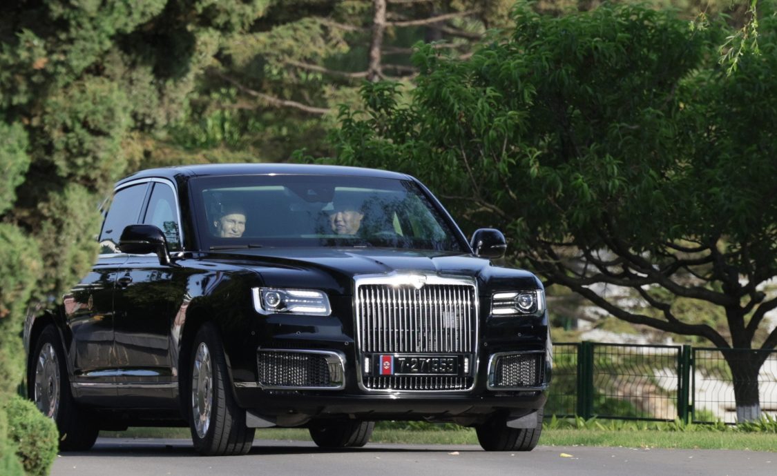 普汀再贈金正恩豪華車 金普同乘輪流試駕