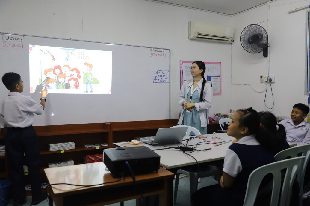 暖势力：中国教师“快乐汉语”教学 孔院义务教无国籍童