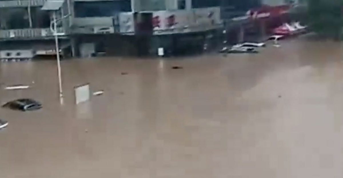 暴雨席捲湖南！街道被淹沒“市民划船出門”　山體滑坡8人失聯