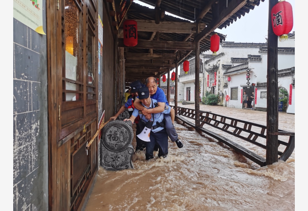  暴雨引发山洪内涝  黄山700年古桥冲毁