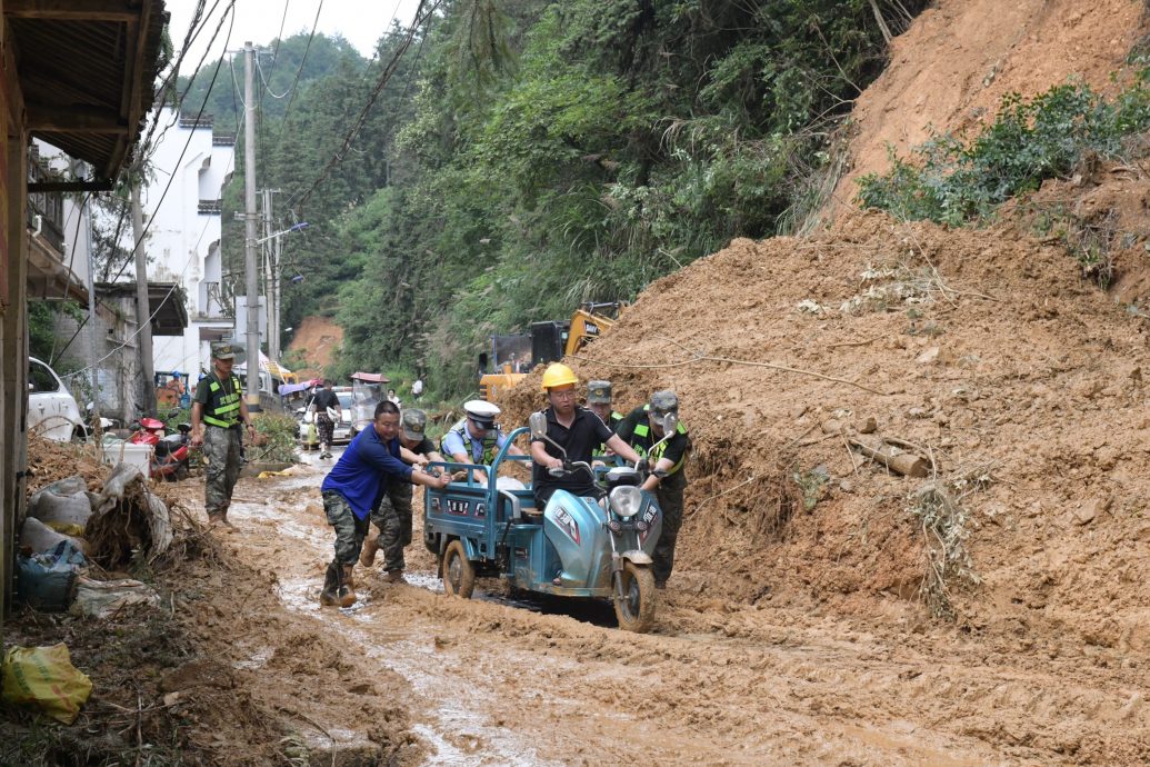  暴雨引發山洪內澇  黃山700年古橋沖毀