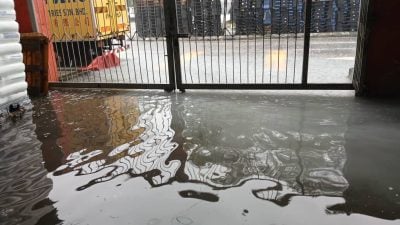 视频 | 暴雨来袭 增北西区工业区又水灾 业者忙救货 减低损失