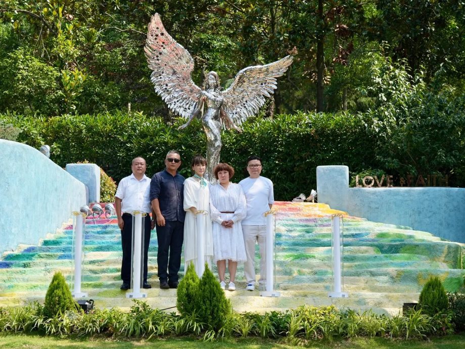 李玟天使雕像揭幕 二姐：音乐不该有歧视偏见