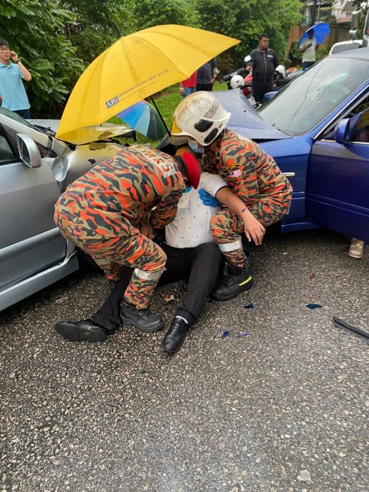 柔： 2車住宅區相撞8傷  司機受困獲救