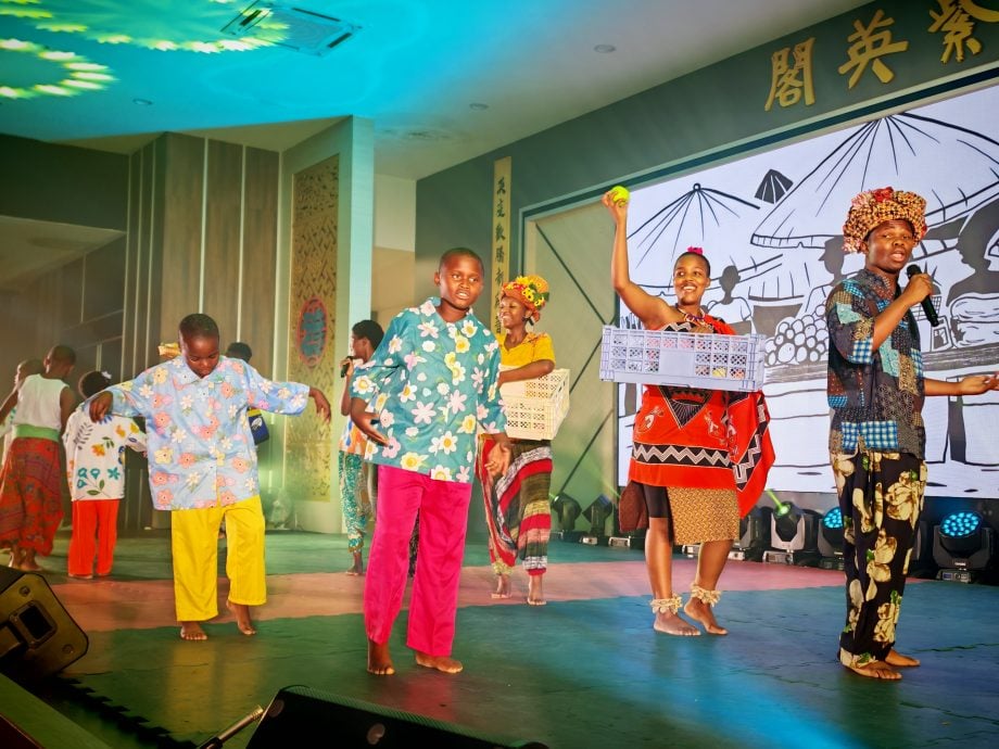 柔：峇“馬印行願非洲感恩之旅”，演出籌獲20萬善款