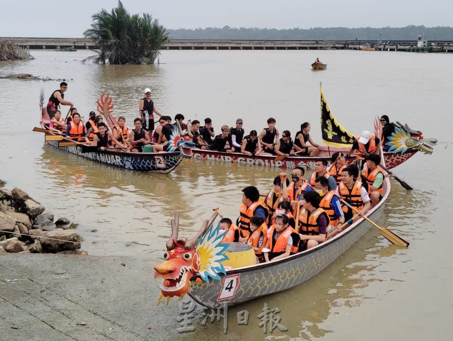 柔：新闻： 民众体验端午典故  聚麻河划龙舟抛粽