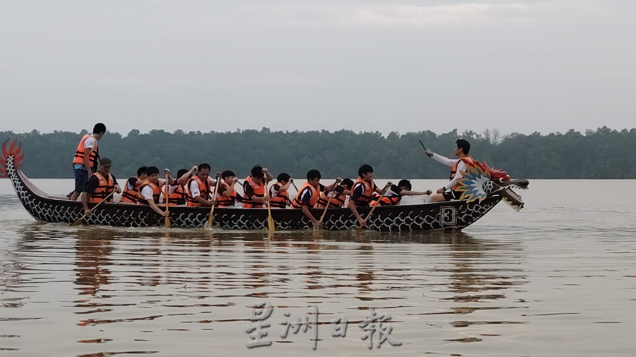 柔：新闻： 民众体验端午典故  聚麻河划龙舟抛粽