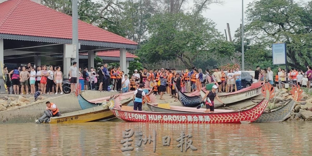 柔：新闻： 民众体验端午典故  聚麻河划龙舟抛粽