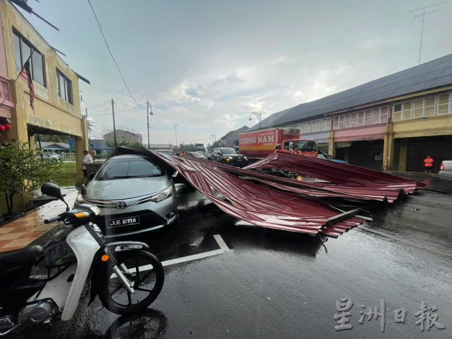 柔：新聞： 狂風侵襲利豐港  颳走2店屋頂 砸車