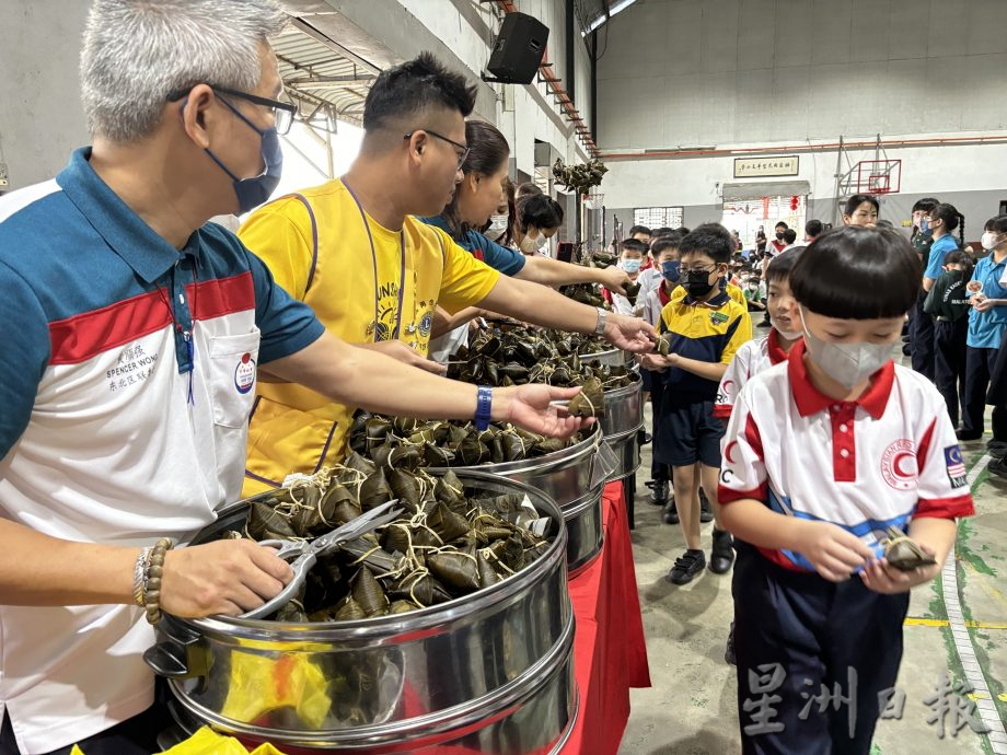 柔：新闻：新山中华公会粽香庆端午  让班兰学生体验裹粽