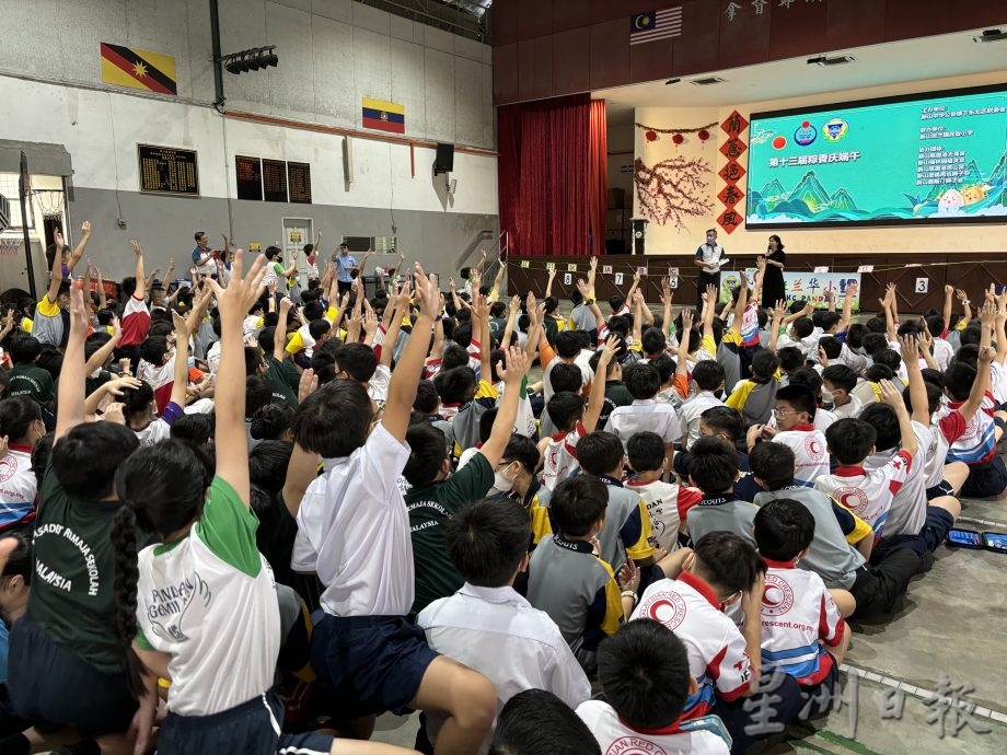 柔：新闻：新山中华公会粽香庆端午  让班兰学生体验裹粽