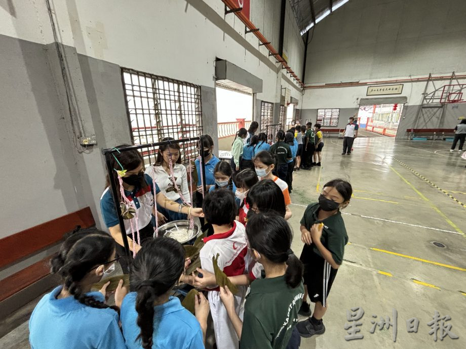 柔：新闻：新山中华公会粽香庆端午  让班兰学生体验裹粽