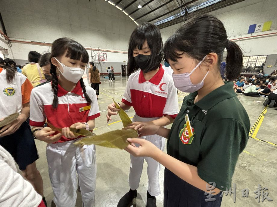 柔：新闻：新山中华公会粽香庆端午  让班兰学生体验裹粽