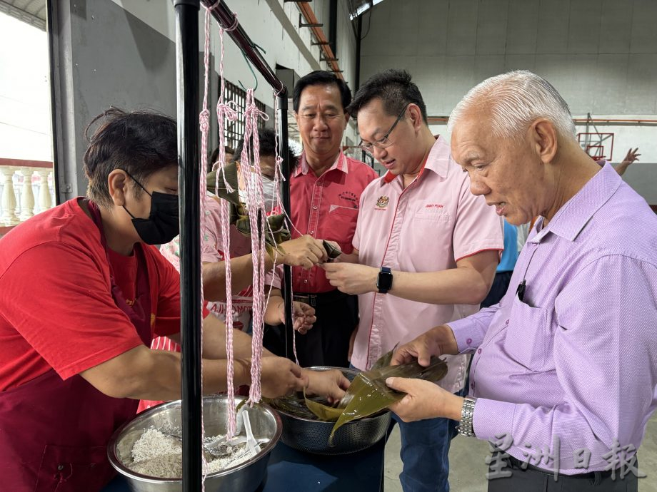 柔：新闻：新山中华公会粽香庆端午  让班兰学生体验裹粽