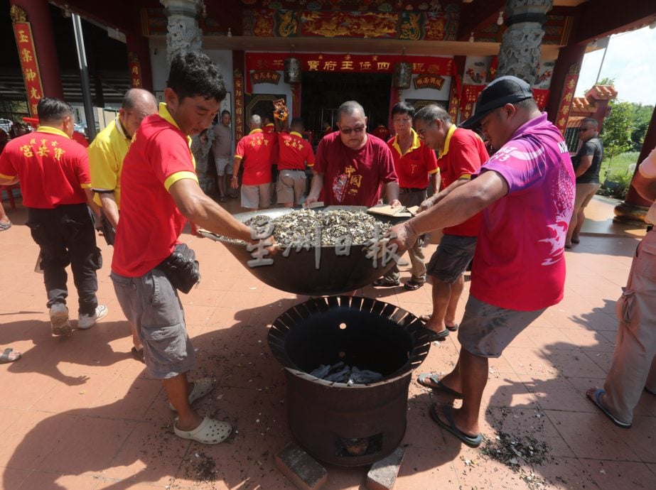 柔：（特稿）四湾宝安宫保留独特习俗  端午炒午时茶 祛病辟邪