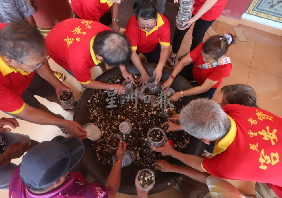 柔：（特稿）四湾宝安宫保留独特习俗  端午炒午时茶 祛病辟邪