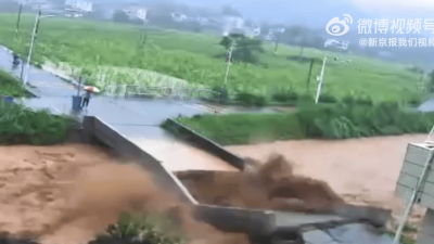 梅州暴雨洪水冲断桥    近14万户停电通讯中断